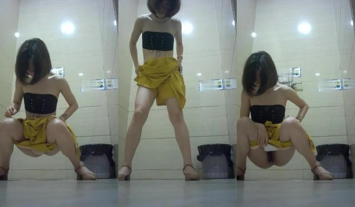 商场女厕偷拍黄色连衣裙的美女 这尿尿的姿势让人有点遐想偏偏