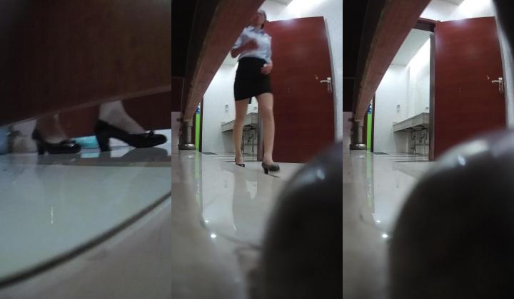 色胆包天坑神潜入政F办事大厅女厕，偸拍多位制服女服务员方便，还开灯补光拍