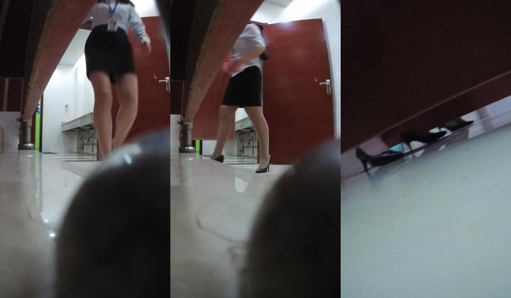色胆包天坑神潜入政F办事大厅女厕，偸拍多位制服女服务员方便，还开灯补光拍