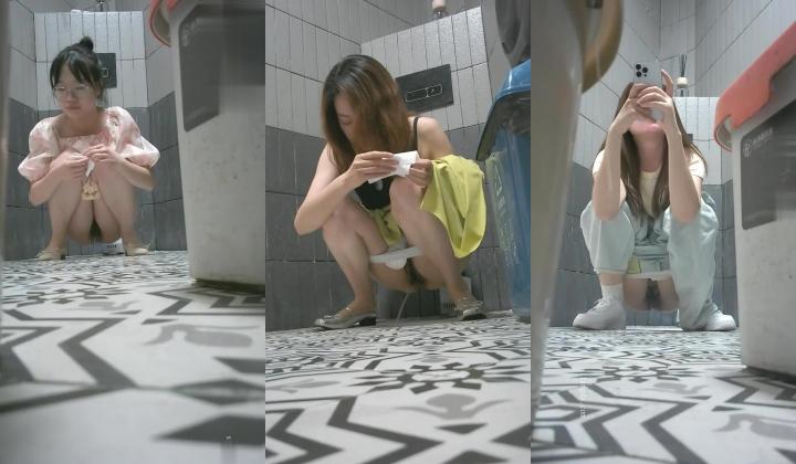 写字楼女厕前后景偷拍白领姐姐尿尿牛仔裤靓妹屁股上面怎么有个印章