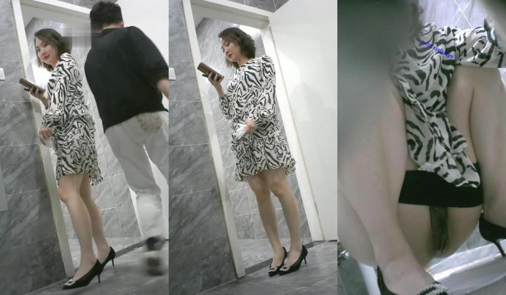 少妇控必备！商场女厕逼脸同框偸拍多位气质美女方便，穿衣打扮女人味十足