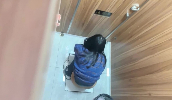 大神潜入办公楼女厕近距离贴B拍 ️几位美女同事的的极品嫩鲍鱼