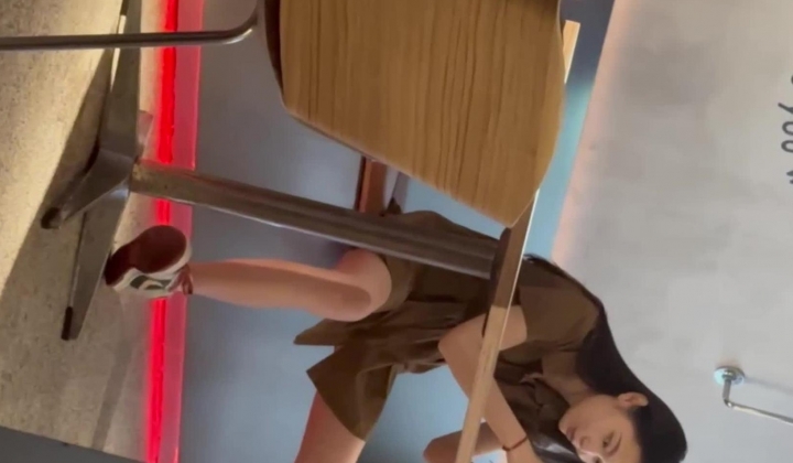 女厕偷拍不少模特身材美女尿尿无毛白虎美女超骚样式的T-back内裤还是第一次见