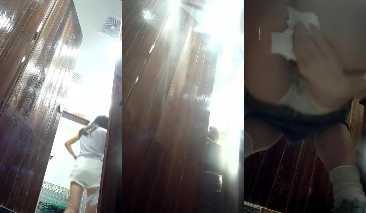 夜总会女厕高清后拍小姐尿尿喝高了口吐黄龙的长裙靓妹