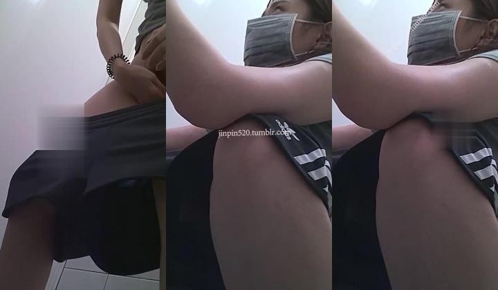 地铁女厕真实偸拍，络绎不绝的年轻小姐姐方便，赏脸赏逼，形态各异