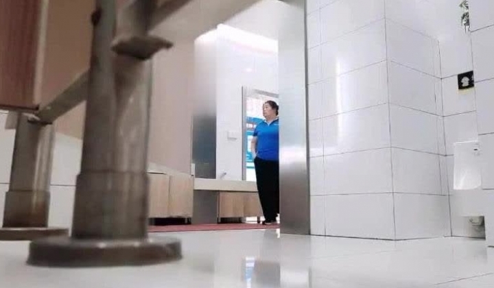 商场卫生间偷拍暗访，【公厕偷拍】，第一现场直播，各种美女雪白屁股尿湿阴毛