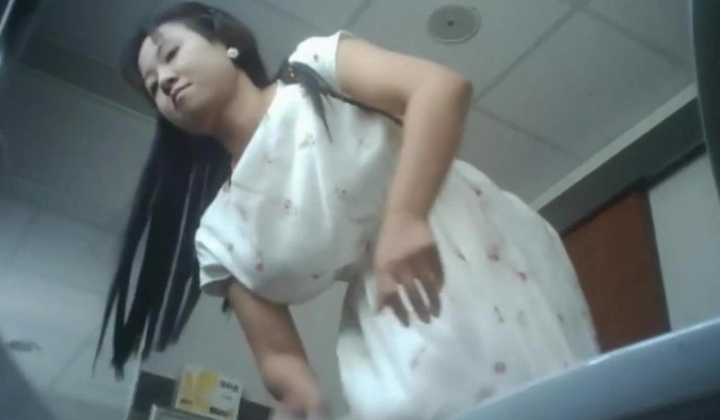 大神潜入单位女厕废纸篓藏了 一个摄像头 偷拍几位熟女同事的各种肥鲍鱼