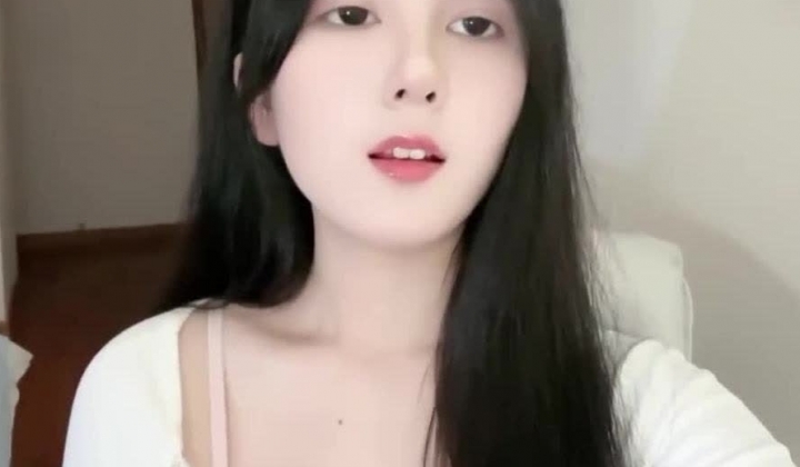 【抖音福利】湖北的一个甜美妹子，【月亮】揉奶嫩穴特写，颜值高，肤白貌美，C罩杯美乳圆润，粉穴