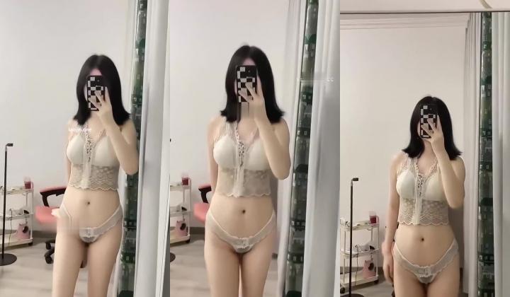 【抖音福利】湖北的一个甜美妹子，【月亮】揉奶嫩穴特写，颜值高，肤白貌美，C罩杯美乳圆润，粉穴