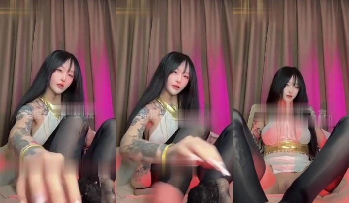 推特21万粉，抖音颜值女神【九条南无】最新会员群福利，脸穴同框道具自慰狂喷白浆