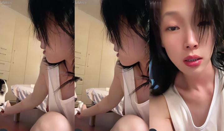 【抖音闪现】，不经意的走光，安徽小美女，喂狗意外走光，坚挺美乳，有粉又翘起