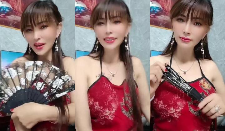 快手靓女【二姨太】美容店老板娘，S好身材大长腿，功夫相当了得，男主阳根雄伟，洗吹做相当完美
