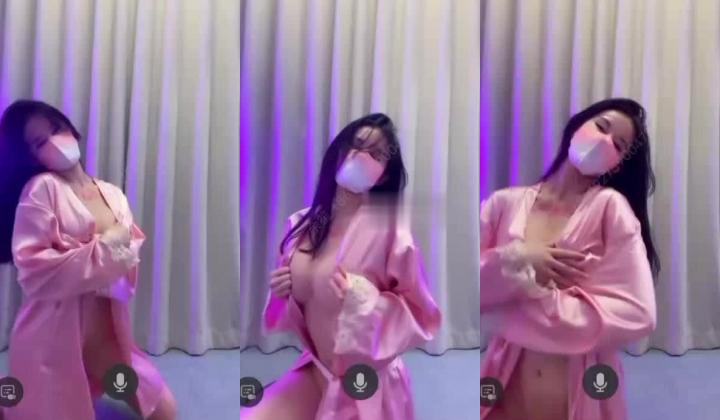 抖音颜值嫩妹【嗏烧包】极品骚逼，好身材大长腿，裸舞诱惑，一对一演出被大哥出卖