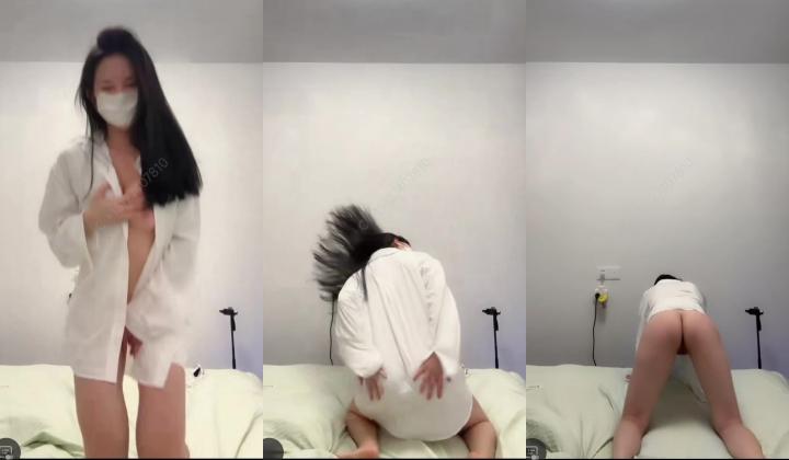 抖音颜值嫩妹【嗏烧包】极品骚逼，好身材大长腿，裸舞诱惑，一对一演出被大哥出卖