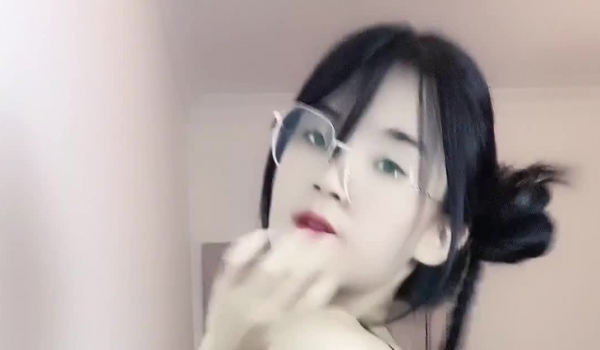 【重磅】快手 小铃铛！裸舞自慰边跳边插（12V）首发！