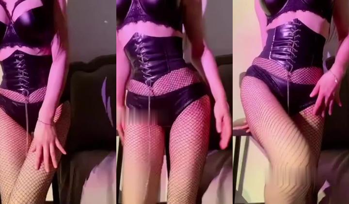 22万粉高颜值短发御姐【猫猫超奶思】定制福利，漏点自慰，毛多奶大超反差