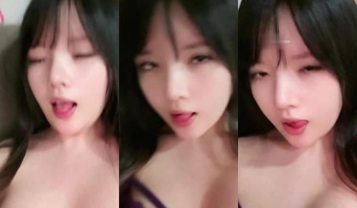 高颜值美乳反差嫩母狗【晚蝶】重金一对一，吐舌阿黑颜自己疯狂抠逼勾引大哥