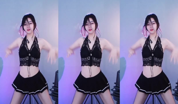 万元定制网易CC颜值主播极品反差婊【桃诗诗】劲曲裸舞、抖臀抖奶、掰穴、道具紫薇超强顶级挑逗
