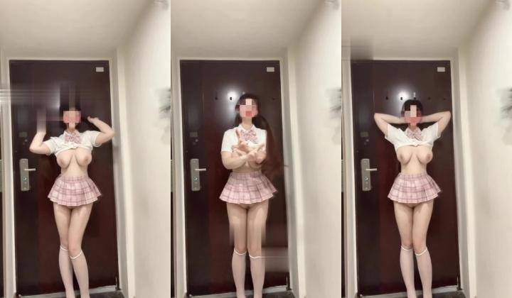 推特03年G奶女大生吊钟巨乳福利姬【小R】520专属群视图流出，揉奶甩奶、裸舞、贴屏特写自慰粉嫩