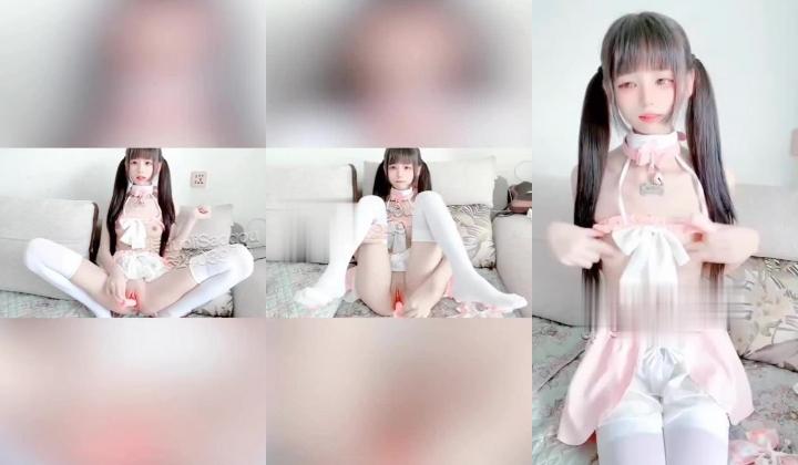超嫩颜值萝莉『小雯』对镜展示身材 猫爪白丝自慰，勾人小妖精清纯淫靡并存 小穴穴渴望被爸爸精液灌满
