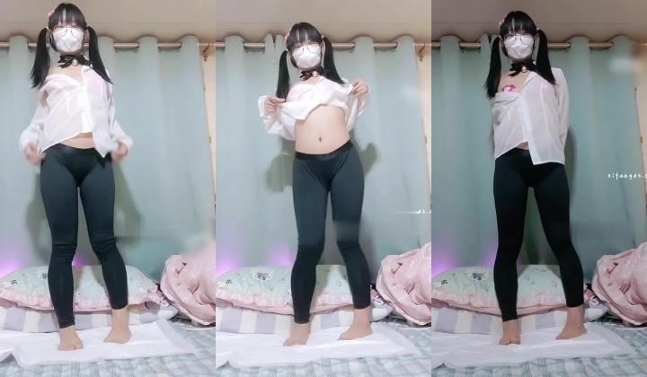 推特眼镜萌妹【饭饭】资深顶B高手，动感裸舞，幻龙大棒猛攻屁眼，插出汤汁，爽的嗷嗷叫