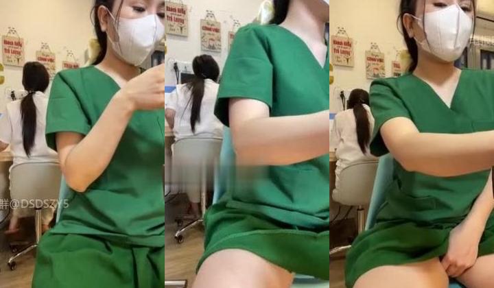 ️公共场所露出博主 气质骚浪医生【clinicsexy】值班室 公共场所 跳蛋发骚扣穴露奶