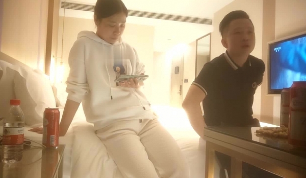 换妻大神强力回归 凌晨密码房，两对夫妻换妻，情趣游戏开档内衣，精彩刺激