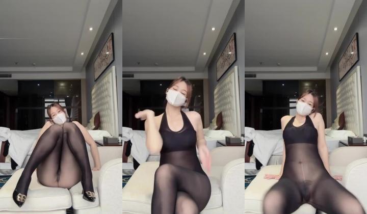抖音颜值嫩妹【糖糖老板】裸舞诱惑，极品肉缝，好身材大长腿，无毛一线天，大尺度掰逼展示