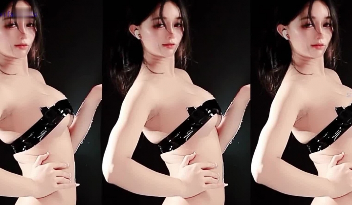 粉嫩大胸美女【雨珊】大尺度定制裸舞，大噼腿脸逼同框
