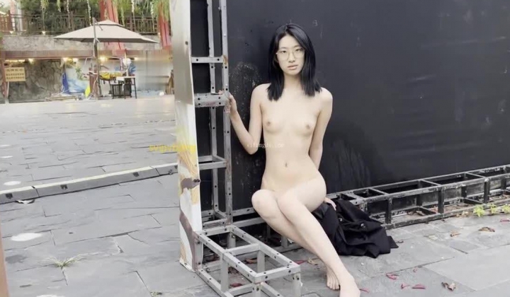 西蒙工作室-濑濑-苗条文静眼镜美少女各种户外场景大胆露出，天桥，江边，公园里，在人来人往的地方全