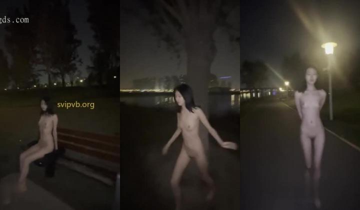 西蒙工作室-濑濑-苗条文静眼镜美少女各种户外场景大胆露出，天桥，江边，公园里，在人来人往的地方全