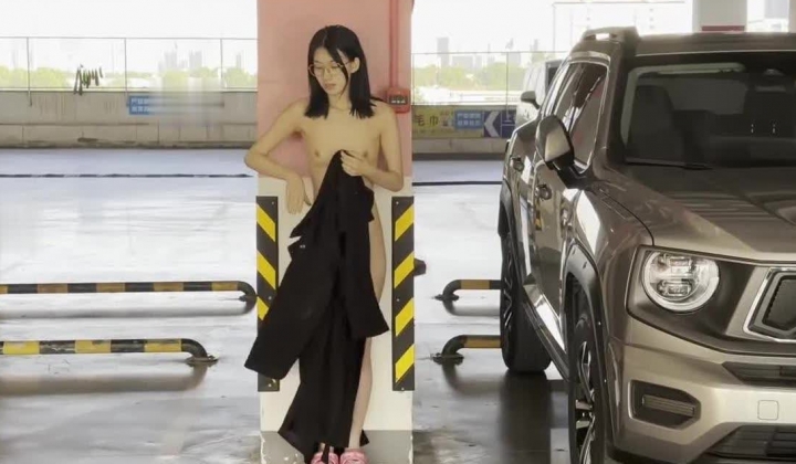 西蒙工作室-濑濑-苗条文静眼镜美少女各种户外场景大胆露出，天桥，江边，公园里，在人来人往的地方全