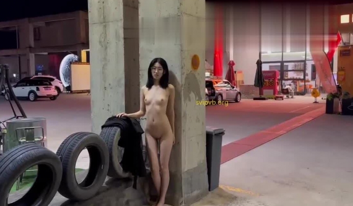 西蒙工作室-濑濑-苗条文静眼镜美少女各种户外场景大胆露出，天桥，江边，公园里，在人来人往的地方全