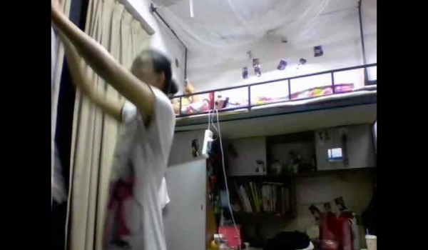 肉鸡偷拍女大学生宿舍内换衣服洗澡擦身体乳做面膜,都是顶花带刺的黄花大闺女娇嫩的玉体