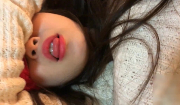 丝袜控变态哥酒店约操清纯漂亮的大学美女,黑丝短裙超诱惑,穿着黑丝足交玩弄粉嫩美穴后撕破丝袜狠狠干