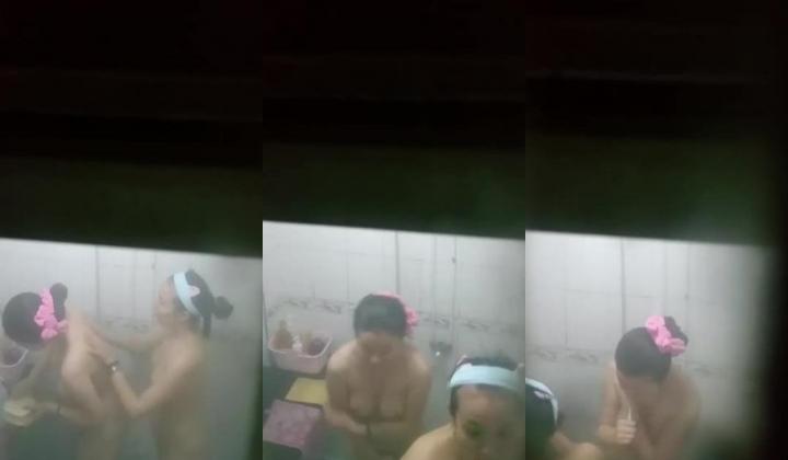 出租屋偷窥两个合租房的闺蜜洗澡偷听她俩私房话探讨怎么和自己另一半鸳鸯浴还什么青楼花魁