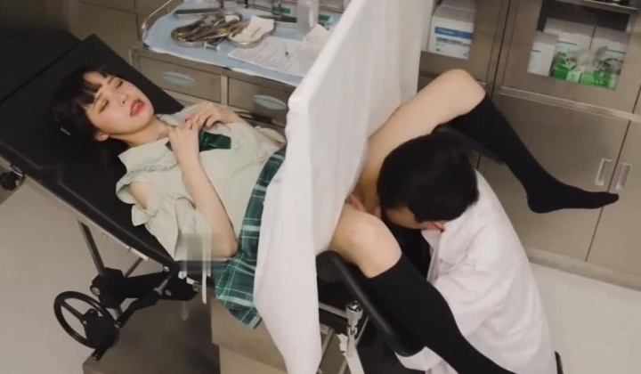 性爱诊所变态医生用肉棒插入确诊少女小嫩穴，诱骗纯情呆萌病患