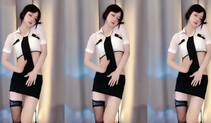 虎牙星秀主播女神级别清纯美女【林小花】首次私人定制露逼裸舞大尺度流出不亏是网红真会整活