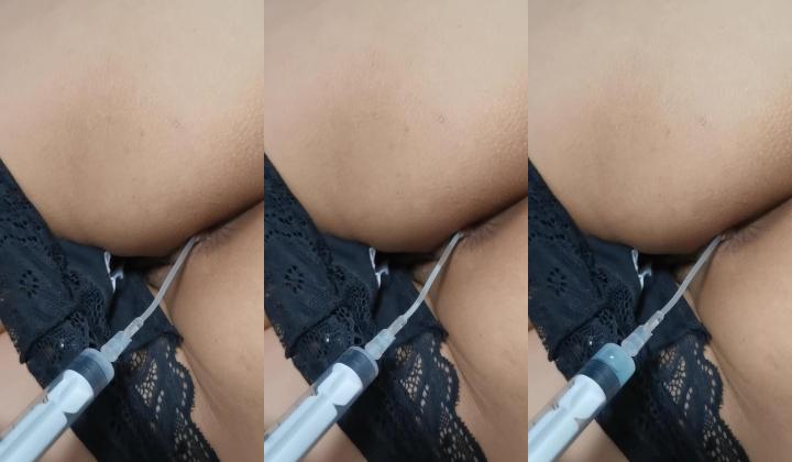 邪恶二人组下药迷翻美女同事 摆上各种POSE玩肛塞灌肠