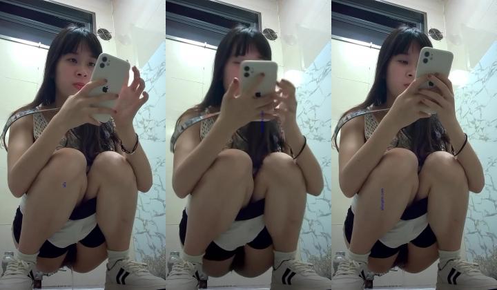 商场女厕偸拍超多年轻小姐姐小少妇方便，透明黑丝内裤一线天馒头逼没拿纸擦逼抖一抖