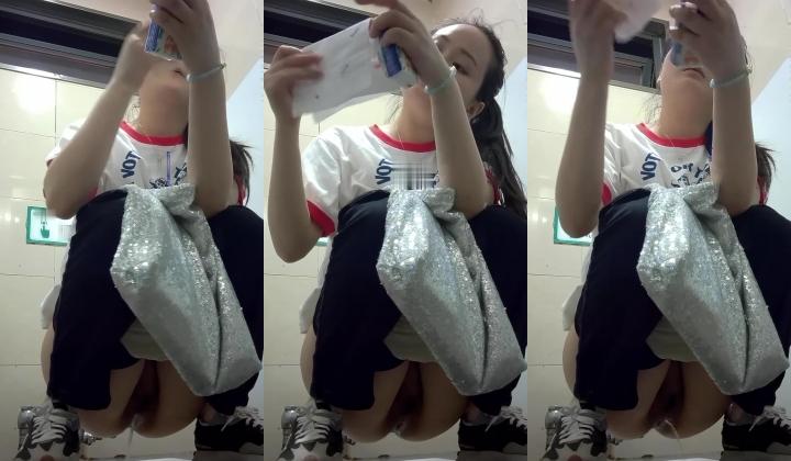 商场女厕偸拍超多年轻小姐姐小少妇方便，透明黑丝内裤一线天馒头逼没拿纸擦逼抖一抖