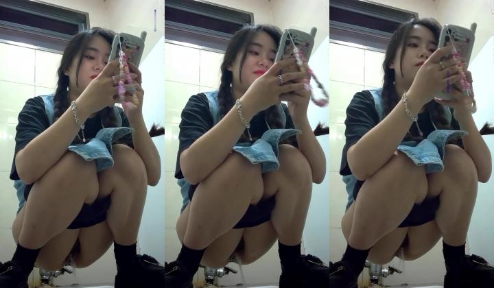 商场女厕偸拍超多年轻小姐姐小少妇方便，透明黑丝内裤一线天馒头逼没拿纸擦逼抖一抖