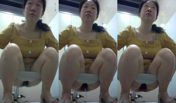 商场女厕偸拍超多年轻小姐姐小少妇方便，透明黑丝内裤一线天馒头逼没拿纸擦逼抖一抖