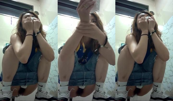 商场女厕偸拍超多年轻小姐姐小少妇方便，透明黑丝内裤一线天馒头逼没拿纸擦逼抖一抖