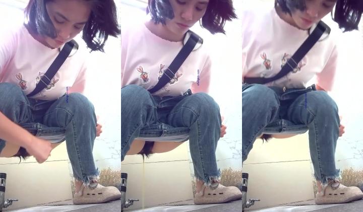 商场女厕偸拍超多年轻小姐姐小少妇方便，透明黑丝内裤一线天馒头逼没拿纸擦逼抖一抖
