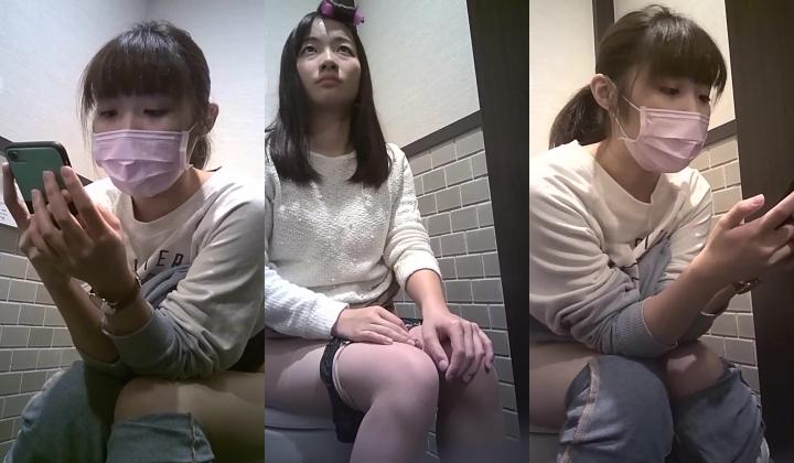 奶茶店女厕正面全景偷拍学妹尿尿帽子美眉一边看视频一边自慰摸了一手淫水