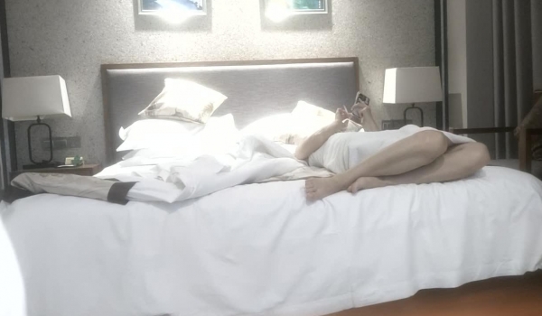 【90后夫妻爱交换】，淫乱盛宴，两个骚货得到了极大满足，前后夹击激战
