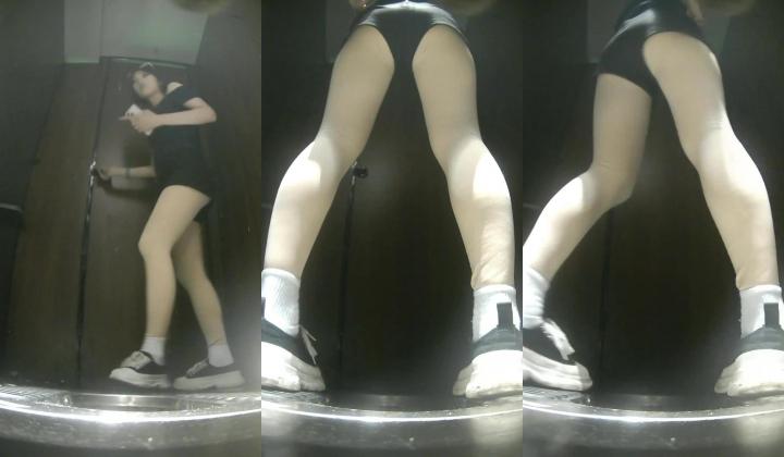 夜总会酒吧绿光系列后拍小姐尿尿其中几个逼逼粉嫩的长腿妹子