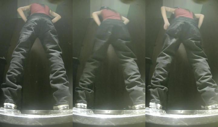 夜总会酒吧绿光系列后拍小姐尿尿其中几个逼逼粉嫩的长腿妹子