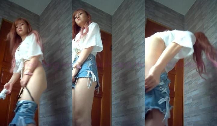 公园女厕偶遇漂亮的网红小姐姐 人美B更美